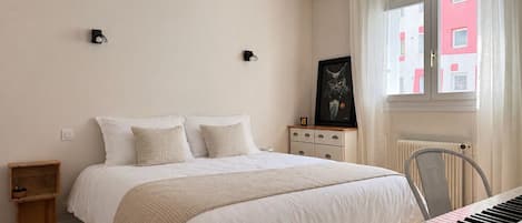 Iron/ironing board, free WiFi, bed sheets