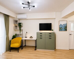 Studio Grand - balkong - utsikt mot staden | Mörkläggningsgardiner, strykjärn/strykbräda och gratis wi-fi