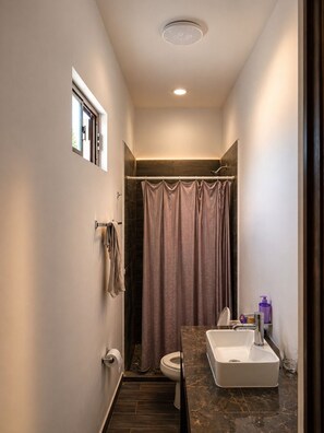 Towels, toilet paper - Private and secure suite 2 minutes from the airport (Torreón)