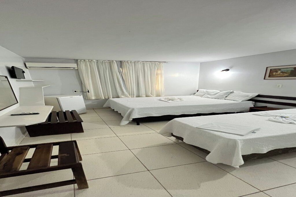 Quarto triplo família, vista para o jardim | Escrivaninha, espaço de trabalho para notebook, Wi-Fi de cortesia