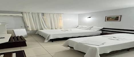 Habitación triple familiar, vista al jardín | Escritorio, espacio para trabajar con laptop y wifi gratis