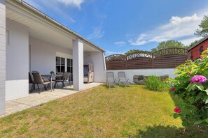 Outdoor dining - Vacation bungalow Malebisa in Loddin with lake view, garden and terrace (Loddin)