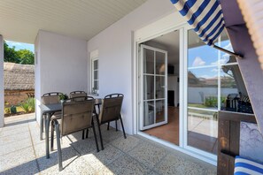 Outdoor dining - Vacation bungalow Malebisa in Loddin with lake view, garden and terrace (Loddin)