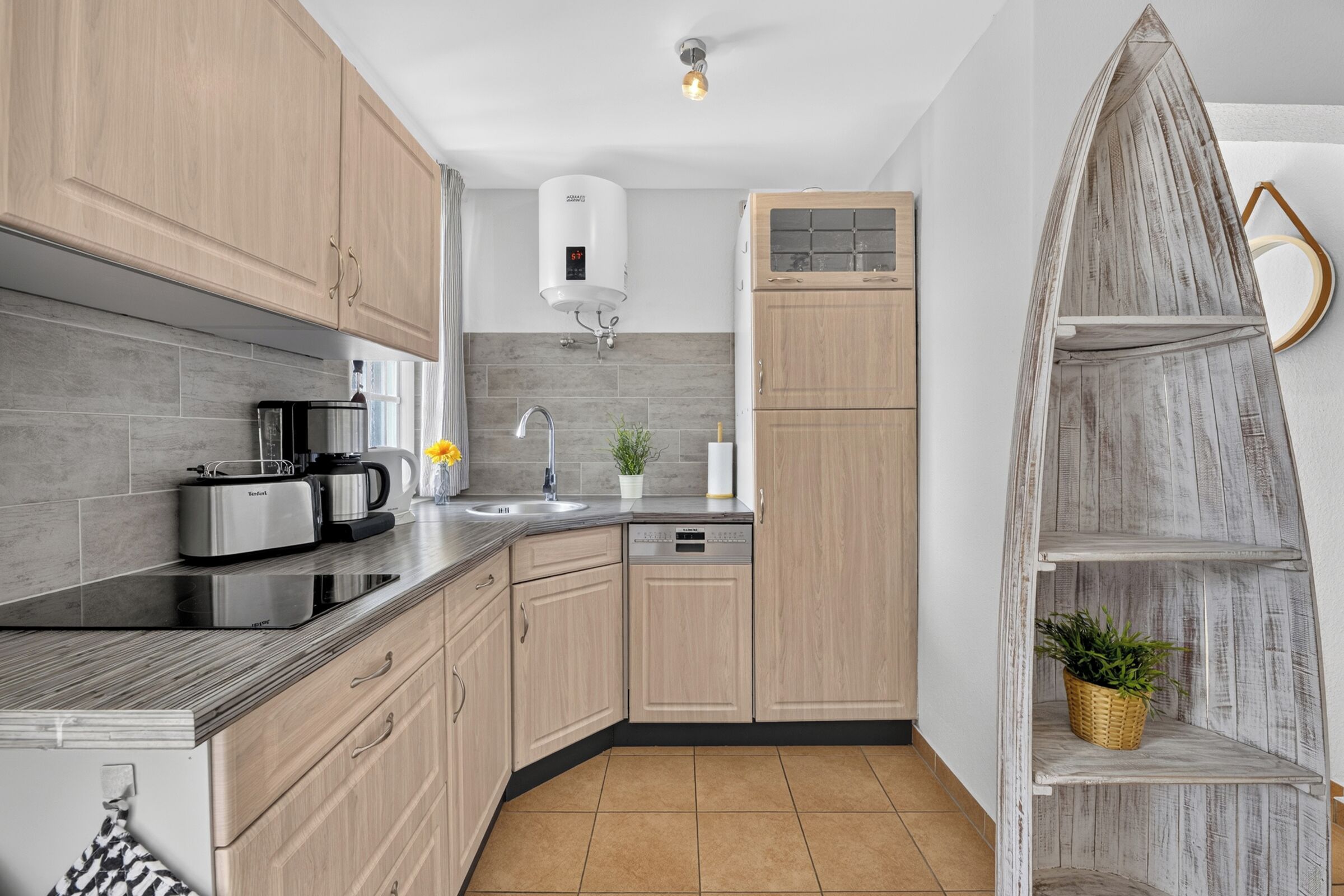 Wasserkocher mit Kaffee-/Teezubehör, Kühlschrank, Herdplatte