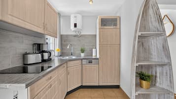 Wasserkocher mit Kaffee-/Teezubehör, Kühlschrank, Herdplatte