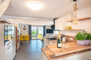 Wasserkocher mit Kaffee-/Teezubehör, Kühlschrank, Ofen, Herdplatte