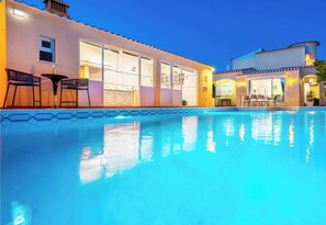 Una piscina al aire libre, una piscina climatizada
