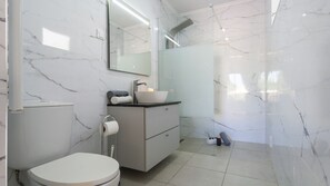 Ducha, secador de pelo, toallas