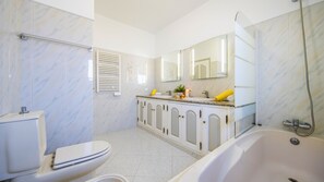 Douche, sèche-cheveux, serviettes fournies