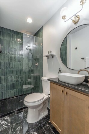 Shower, hair dryer, towels, shampoo - Park Hotel Studio Suite 611 (Chattanooga)