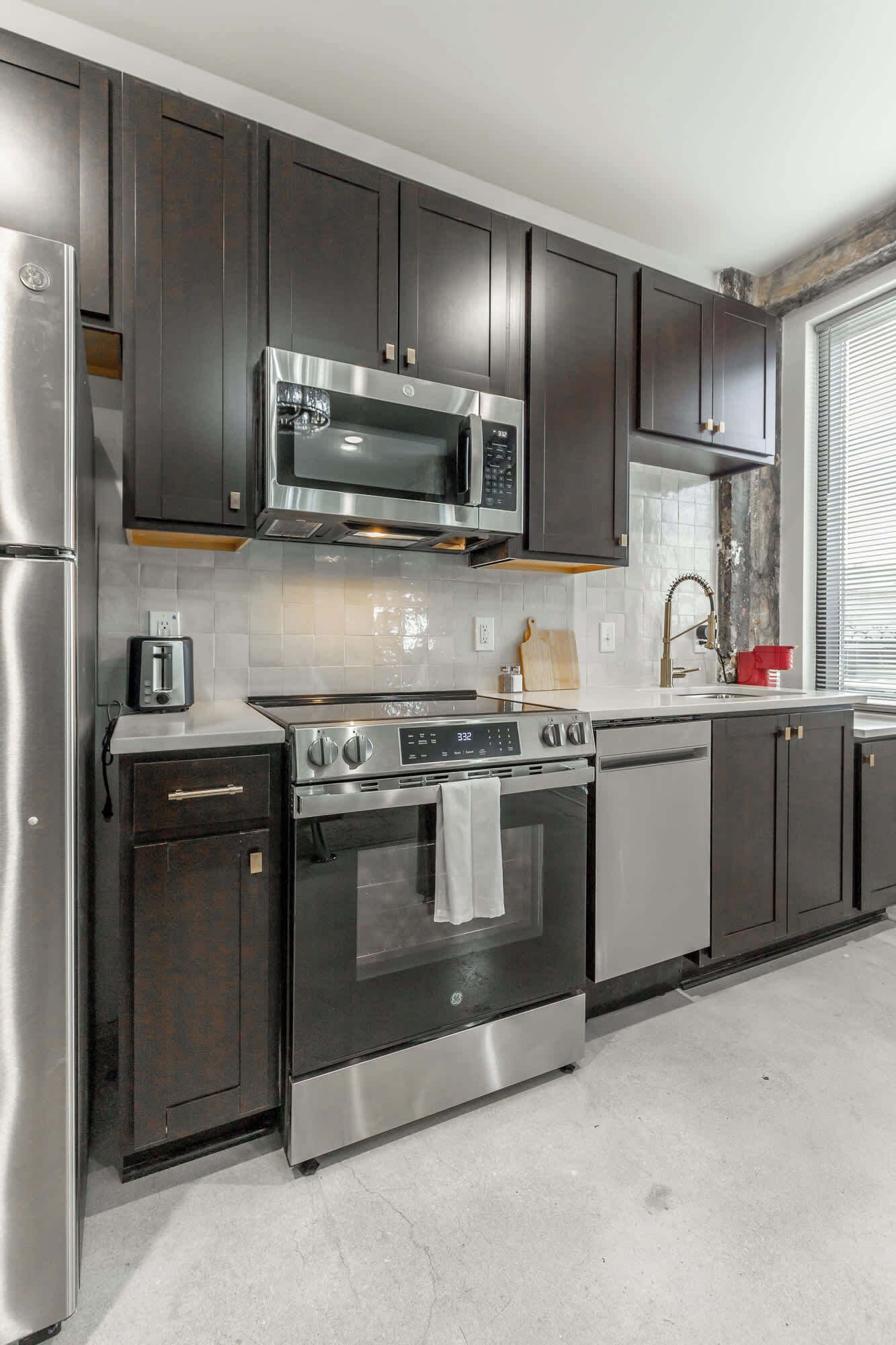Coffee/tea maker, fridge, microwave, oven