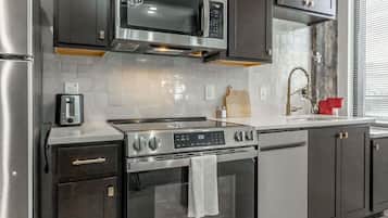 Coffee/tea maker, fridge, microwave, oven