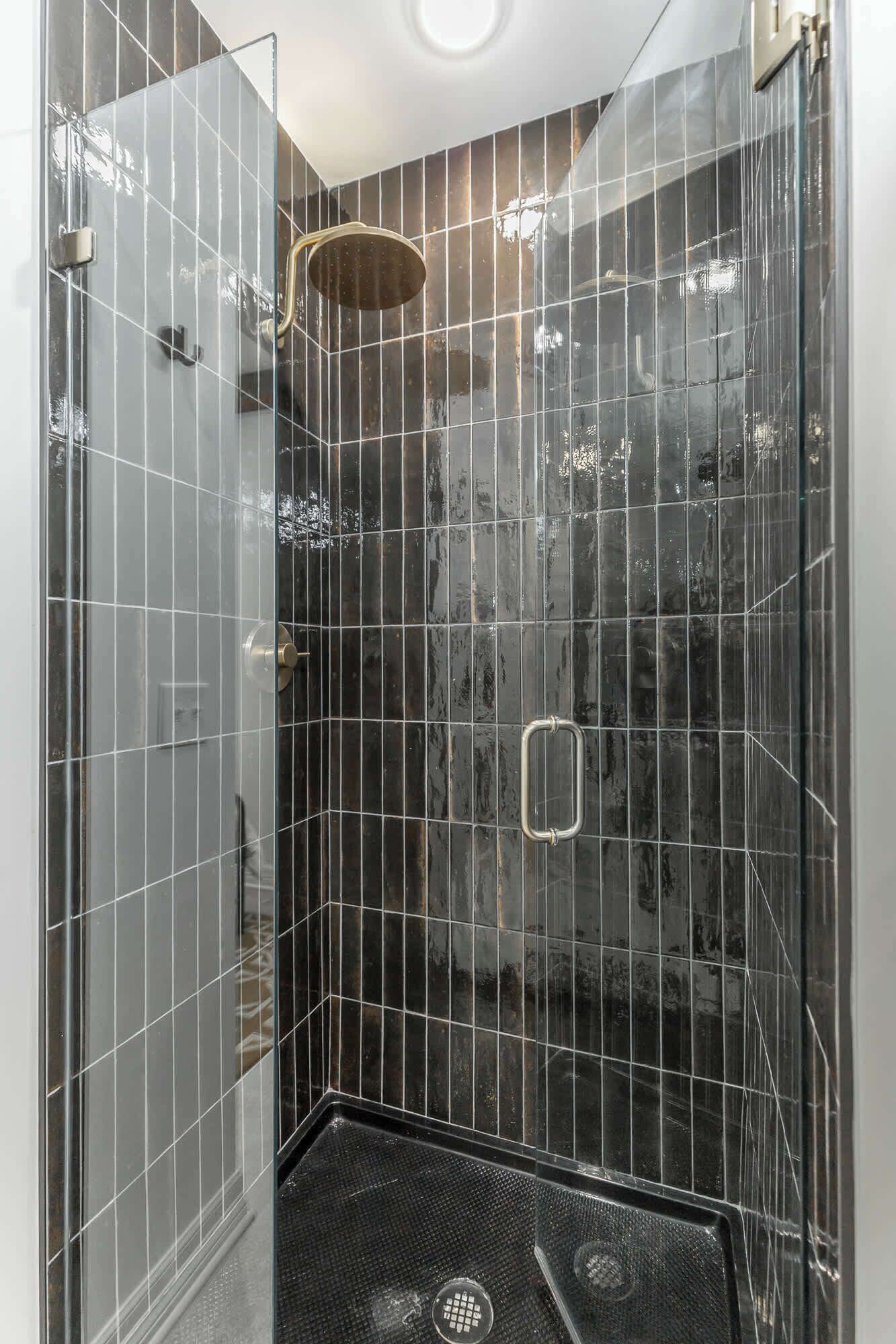 Dusche, Haartrockner, Handtücher, Shampoo
