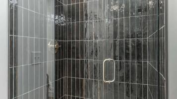 Dusche, Haartrockner, Handtücher, Shampoo