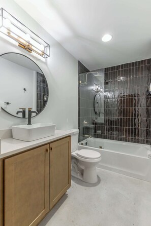 Shower, hair dryer, towels, shampoo - Park Hotel 1BR Suite 610 (Chattanooga)