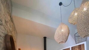 Eine moderne Küche mit einer Wand aus Stein, einem Einbauofen und einem rustikalen Holzschrank.