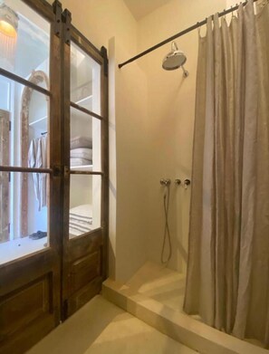 Douche, sèche-cheveux, serviettes fournies, savon