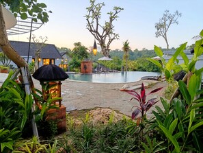 Una piscina al aire libre