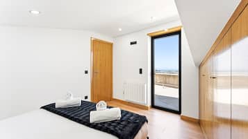 Iron/ironing board, Internet, bed sheets