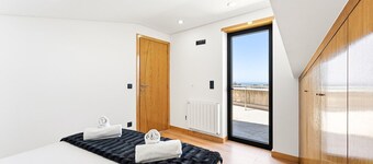 GuestReady-Contemporary Retreat with Rooftop