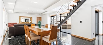 GuestReady-Contemporary Retreat with Rooftop