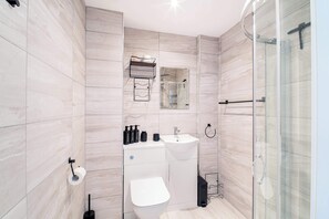 Shower, hair dryer, towels, shampoo - Modern & Spacious 1 Bedroom Preston Apartment (Preston)