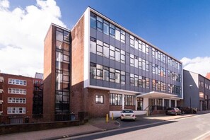 Exterior - Modern & Spacious 1 Bedroom Preston Apartment (Preston)