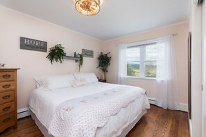 7 sovrum, skrivbord, strykjärn/strykbräda och resesäng