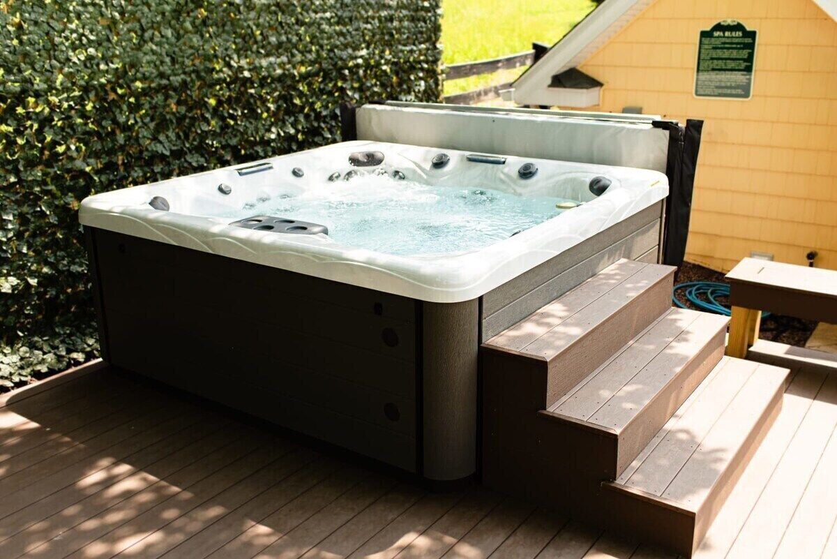 Bañera de hidromasaje al aire libre