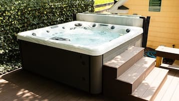 Bañera de hidromasaje al aire libre
