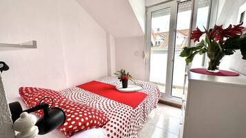 Iron/ironing board, WiFi, bed sheets
