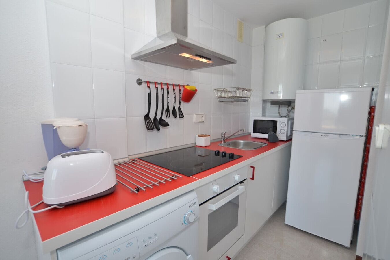 Een koelkast, een microgolfoven, een oven, een kookplaat