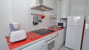 Een koelkast, een microgolfoven, een oven, een kookplaat