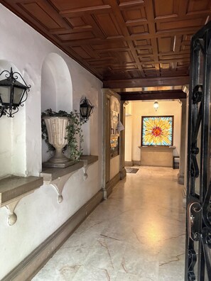 A hallway with a marble floor, wooden ceiling, and a stained glass window. - Cozy near Reforma and Juarez (Ciudad de México)