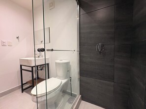 Douche, sèche-cheveux, serviettes fournies, savon
