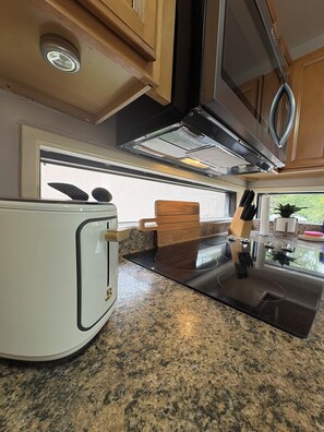Refrigerador, microondas, parrilla de estufa y cafetera y tetera 