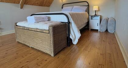 Romantic Waterfront Lodge on Fish River/Fairhope, Private Deck/Couples Retreat