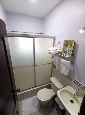 Bathroom - |Your Home Away from Home| Apartment ZonaRío B2 (San Pedro Sula)