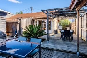 Outdoor dining - Holiday Home 'Profitez Du Spa Toute L'année' with Private Terrace, Private Garden and Wi-Fi (La Teste-de-Buch)