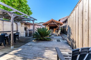 Outdoor dining - Holiday Home 'Profitez Du Spa Toute L'année' with Private Terrace, Private Garden and Wi-Fi (La Teste-de-Buch)