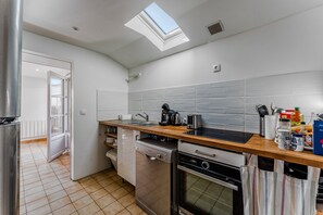 Frigorífico, microondas, horno y placa de cocina
