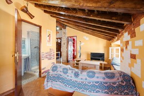 2 bedrooms, iron/ironing board, WiFi, bed sheets - Holiday Home 'Buhardilla En Centro Histórico' with Private Terrace, Wi-Fi and Air Conditioning (Málaga)