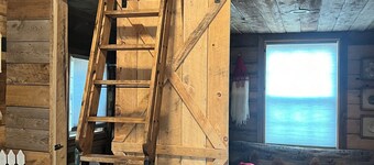 Cozy cabin in Slippery Rock with 100 acres of woods and very close to wolf Creek
