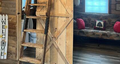 Cozy cabin in Slippery Rock with 100 acres of woods and very close to wolf Creek