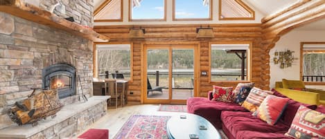 Smart TV, chimenea y libros