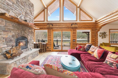 Whitefish lakefront escape on Skyles Lake w/Hot Tub + Dock