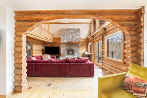Smart TV, fireplace, books - Whitefish lakefront escape on Skyles Lake w/Hot Tub + Dock (Whitefish)