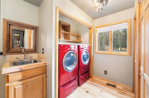 Whitefish lakefront escape on Skyles Lake w/Hot Tub + Dock