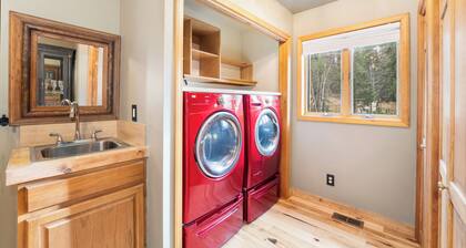 Whitefish lakefront escape on Skyles Lake w/Hot Tub + Dock
