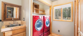 Whitefish lakefront escape on Skyles Lake w/Hot Tub + Dock